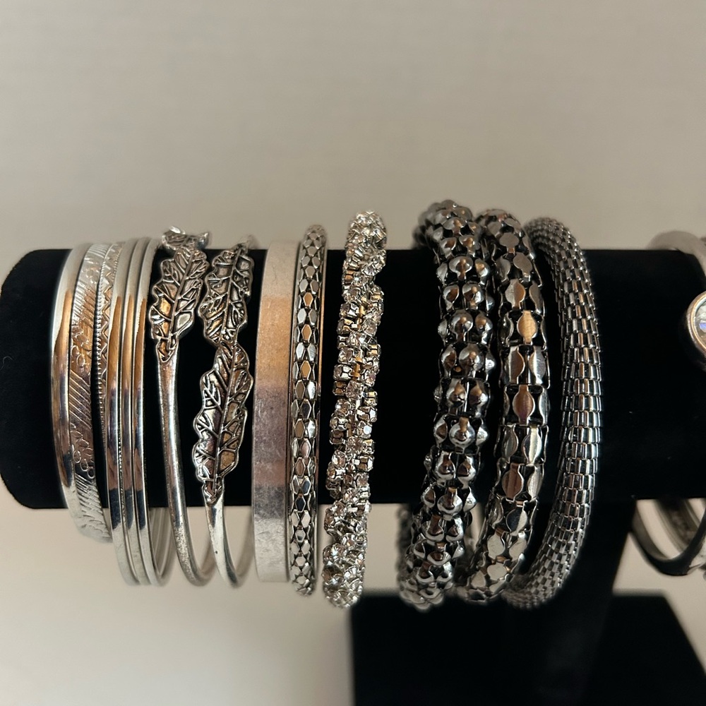 Lot of 25 bangle bracelets. - Picture 3 of 4